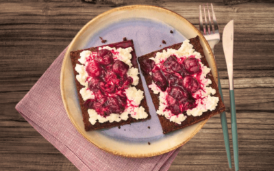 Roggebrood met cottagecheese en kersen