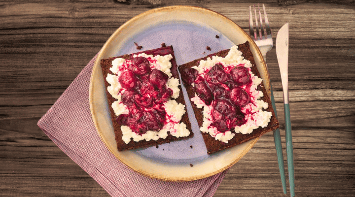 Roggebrood met cottagecheese en verse kersen